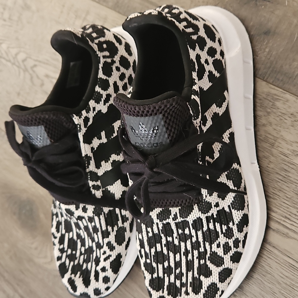 Womens adidas leopard shoes size 8 - Picture 2 of 2